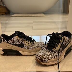 Nike Air Max black/white leather and beige suede